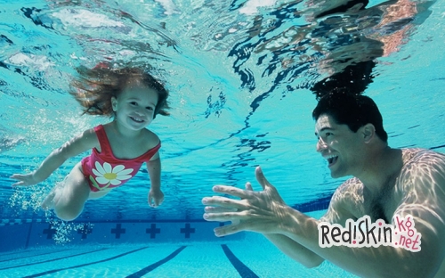 Как научить малыша плавать