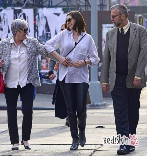 Беременные звезды: Прогулка Энн Хэтэуэй со своими родителями