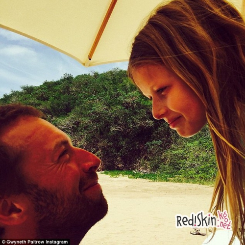 Дети знаменитостей: Старший ребенок Гвинет Пэлтроу и Криса Мартина, дочь Эппл, выступает на сцене