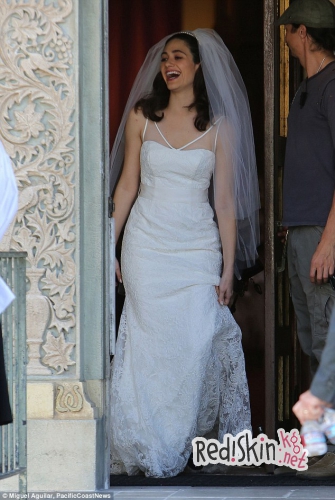 Эмми Россум прогулялась в фате и джинсах по улицам Лос-Анджелеса