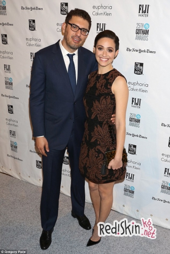 Эмми Россум прогулялась в фате и джинсах по улицам Лос-Анджелеса