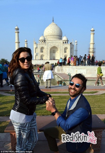 Ева Лонгория с женихом прибывает домой после длительного празднования помолвки