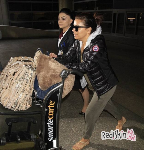 Ева Лонгория с женихом прибывает домой после длительного празднования помолвки