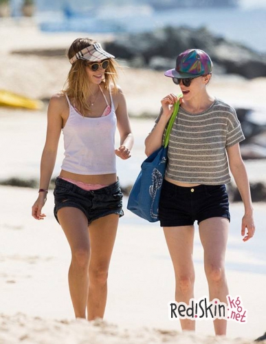 Кара Делевинь отдыхает на Барбадосе с родителями, любимой девушкой и близкой подругой