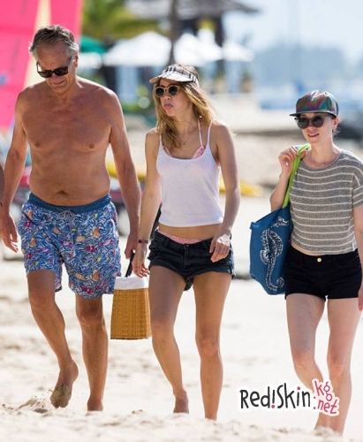 Кара Делевинь отдыхает на Барбадосе с родителями, любимой девушкой и близкой подругой