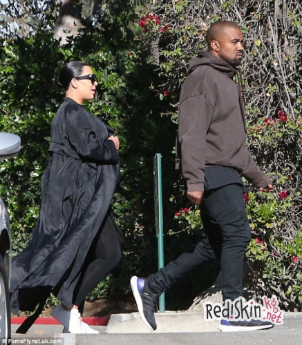 Ким Кардашян пытается избежать кесарева сечения: Три доктора вмешались, чтобы перевернуть плод звезды в правильное положение