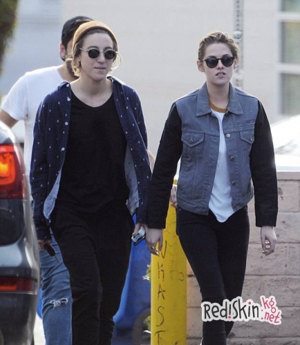 Кристен Стюарт прилетела из Европы домой и проводит время со своей подругой Алисией Каргайл