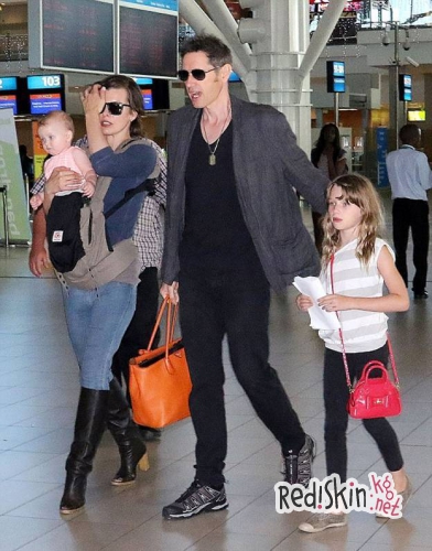 Милла Йовович и Пол Андерсон закончили съемку последнего фильма франшизы Обитель зла и с детьми возвращаются домой