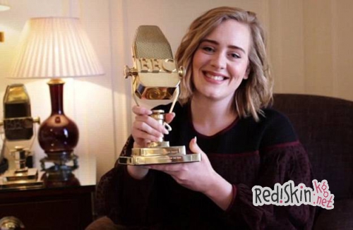 Не успев вернуться на большую сцену, Адель завоевала две премии BBC Music Awards 2015 - Лучший британский артист и Лучший британский исполнитель