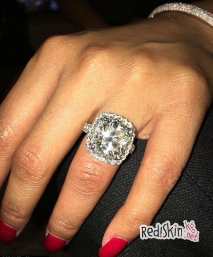 Ники Минаж подарили огромное кольцо с бриллиантом на День Рождения