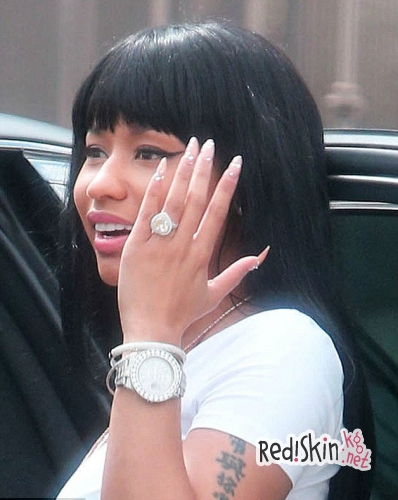 Ники Минаж подарили огромное кольцо с бриллиантом на День Рождения