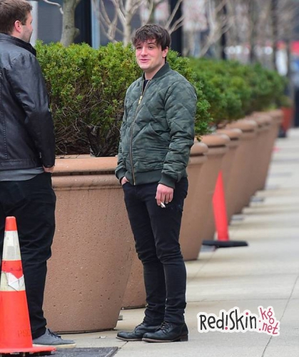 После рекламной гонки последнего фильма Голодных игр Джош Хатчерсон отдыхает с друзьями