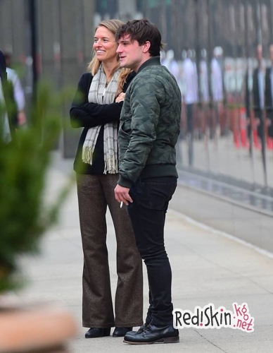 После рекламной гонки последнего фильма Голодных игр Джош Хатчерсон отдыхает с друзьями