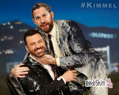 Рождественская традиция продолжается: Джон Красински опять разыграл Джимми Киммела (видео)