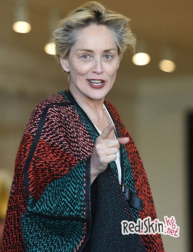 Шэрон Стоун тщательно выбирает ковровое покрытие домой