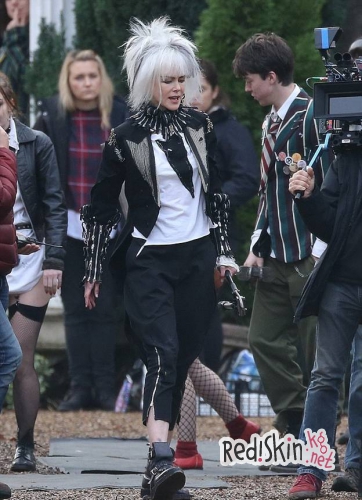 Снимается кино: Николь Кидман на съемках фантастического фильма "Как разговаривать с девушками на вечеринках"