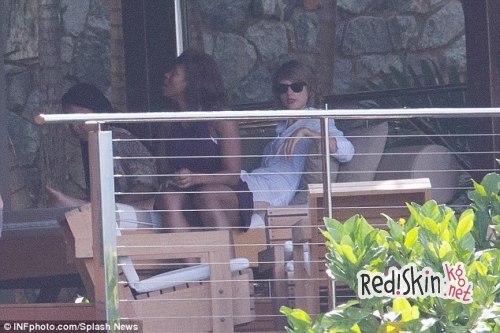 Тейлор Свифт провела выходные с семьей и коллегами на тропическом острове