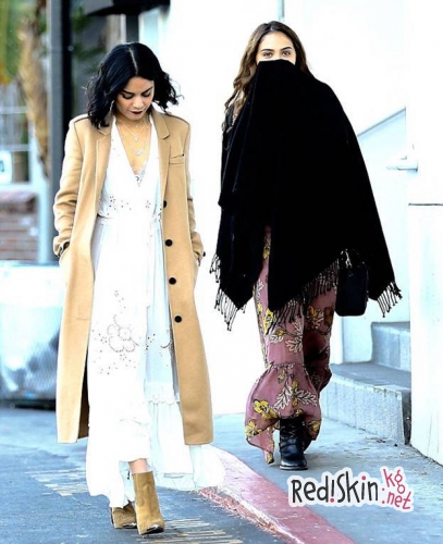 Ванесса Хадженс с младшей сестрой посетила кондитерскую