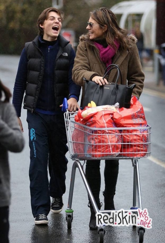 Звездные мамочки: Джессика Альба и Элизабет Херли