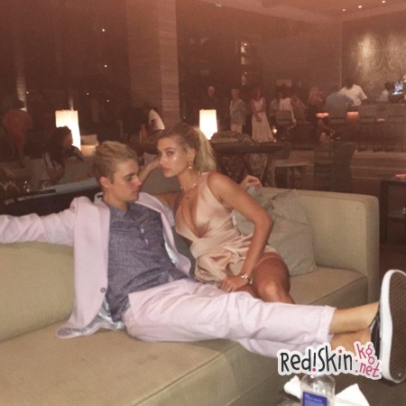 Джастин Бибер выложил в соцсеть фото страстного поцелуя с Хейли Болдуин