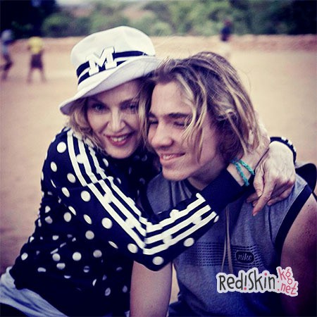 "Любовь побеждает все": Мадонна надеется наладить отношения с сыном