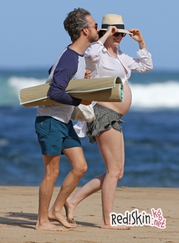 Беременная Энн Хэтэуэй провела новогодний отпуск с мужем на Гавайских островах