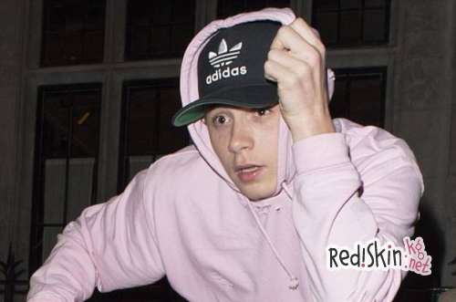 Бруклину Бекхэму не удалось обмануть папарацци, которые смогли сфотографировать его после ужина с Хлоей Морец