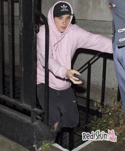 Бруклину Бекхэму не удалось обмануть папарацци, которые смогли сфотографировать его после ужина с Хлоей Морец