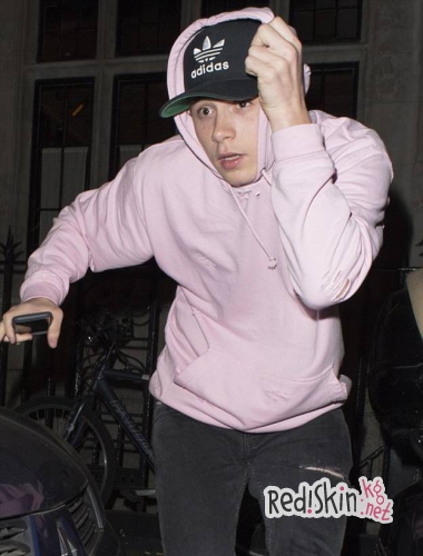 Бруклину Бекхэму не удалось обмануть папарацци, которые смогли сфотографировать его после ужина с Хлоей Морец