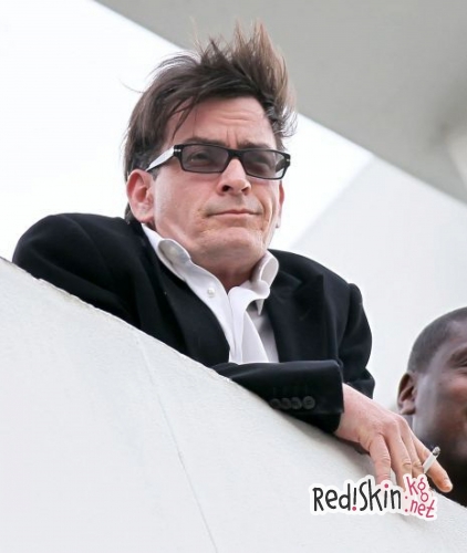 Чтобы вылечить Чарли Шина от СПИДа, мексиканский доктор ввел себе в организм зараженную кровь актера