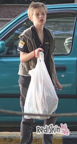 Дети знаменитостей: Шайло и Захара Джоли-Питт занялись благотворительностью, как их звездные родители. Они взяли под опеку одну из бедных семей Камбоджи