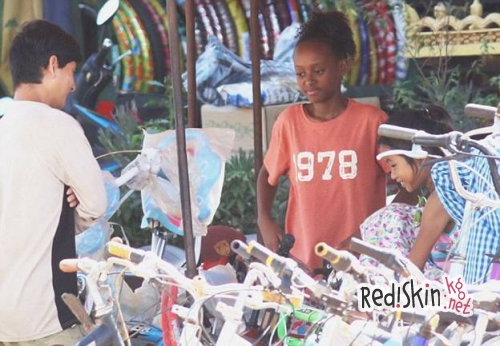 Дети знаменитостей: Шайло и Захара Джоли-Питт занялись благотворительностью, как их звездные родители. Они взяли под опеку одну из бедных семей Камбоджи