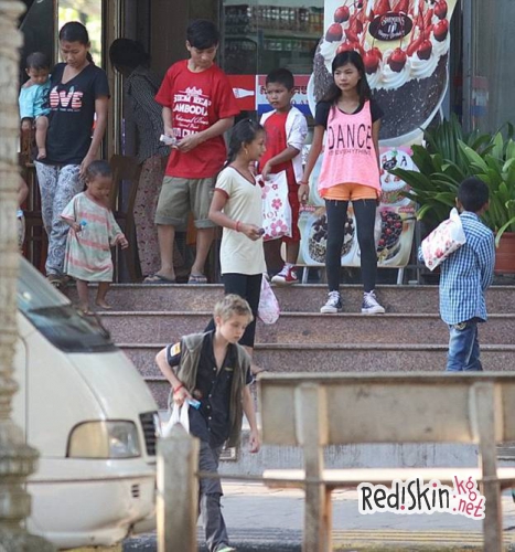 Дети знаменитостей: Шайло и Захара Джоли-Питт занялись благотворительностью, как их звездные родители. Они взяли под опеку одну из бедных семей Камбоджи