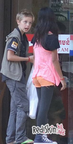 Дети знаменитостей: Шайло и Захара Джоли-Питт занялись благотворительностью, как их звездные родители. Они взяли под опеку одну из бедных семей Камбоджи