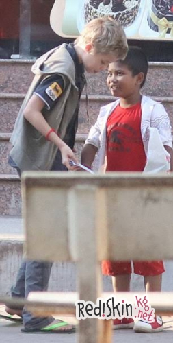 Дети знаменитостей: Шайло и Захара Джоли-Питт занялись благотворительностью, как их звездные родители. Они взяли под опеку одну из бедных семей Камбоджи