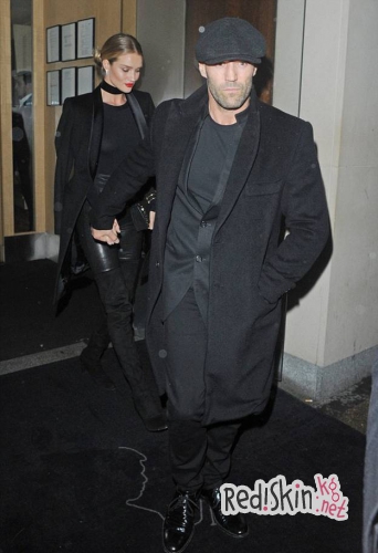 Джейсон Стэтхэм и Рози Хантингтон-Уайтли наслаждаются отдыхом на родине