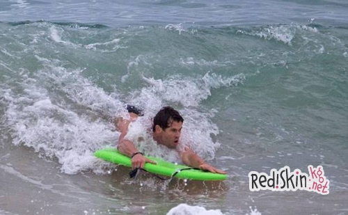 Крис Хемсворт с семьей и друзьями отдыхает на побережье Мельбурна