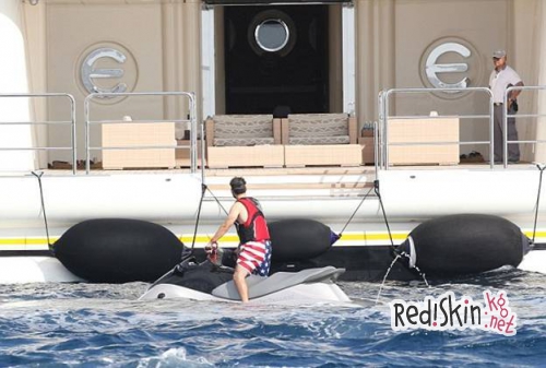 Леонардо Ди Каприо с друзьями отдыхает на яхте Романа Абрамовича