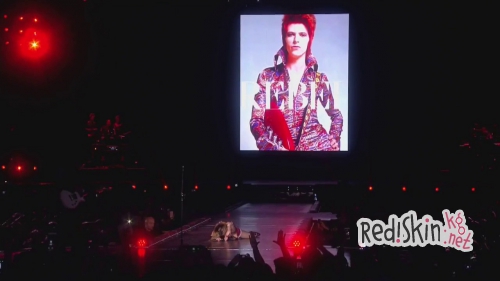 Мадонна упала во время концерта в знак памяти о Дэвиде Боуи (видео)