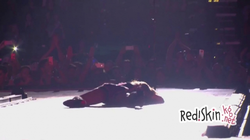 Мадонна упала во время концерта в знак памяти о Дэвиде Боуи (видео)