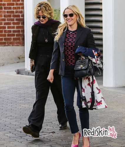 Мег Райан и Риз Уизерспун покидают офис, счастливо улыбаясь