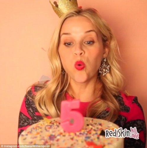 Мег Райан и Риз Уизерспун покидают офис, счастливо улыбаясь