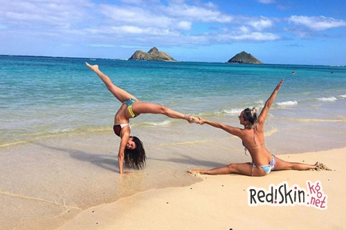 Новогодние каникулы Нины Добрев: прыжок с парашютом, шпагат на пляже и катание на лыжах (видео)