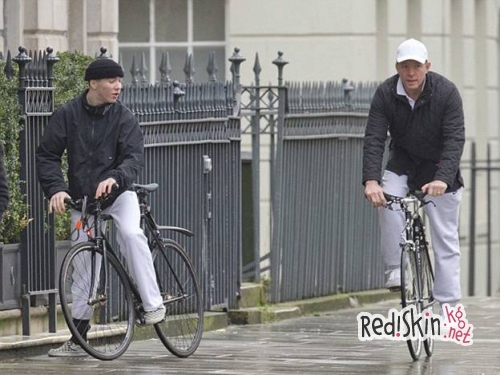 Отцы и дети: В то время как Мадонна делает все, чтобы вернуть сына, он спокойно проводит время с отцом