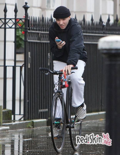 Отцы и дети: В то время как Мадонна делает все, чтобы вернуть сына, он спокойно проводит время с отцом