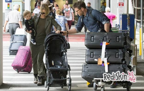 Сэм Уортингтон, Лара Бингл и их сын прилетели домой