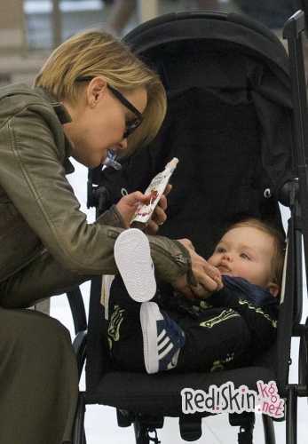 Сэм Уортингтон, Лара Бингл и их сын прилетели домой