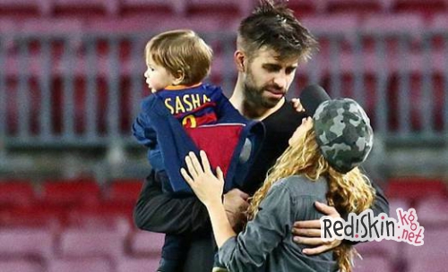 Шакира с детьми пришла поболеть за Жерара Пике