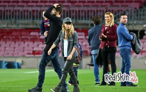 Шакира с детьми пришла поболеть за Жерара Пике