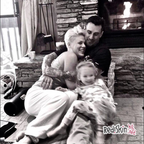 "Удивительная жена, мать и друг": Кэри Харт поздравил Пинк с 10-летним юбилеем со дня свадьбы